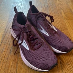 Brooks Levitate Maroon/Burgundy with Rose sole 10.5